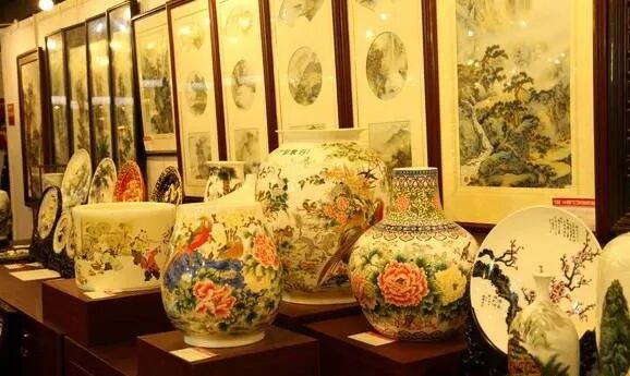 艺术品市场持续繁荣,各大交易中心积极收购优秀艺术品,以保证中心的成交量,国内一线大咖都在纷纷投资艺术品(图2) 艺术品市场持续繁荣,各大交易中心积极收购优秀艺术品,以保证中心的成交量,国内一线大咖都在纷纷投资艺术品(图2)