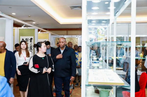 中国艺术瑰宝盛宴启幕“东方艺术品之夏”第三季 在天伦王朝酒店璀璨登场(图11) 中国艺术瑰宝盛宴启幕“东方艺术品之夏”第三季 在天伦王朝酒店璀璨登场(图11)
