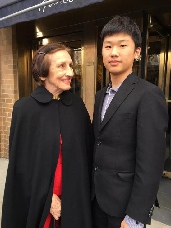 完整私人Supreme滑板珍藏 由藏家Carson Guo投得(图2) 完整私人Supreme滑板珍藏 由藏家Carson Guo投得(图2)