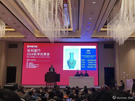 清乾隆外粉青釉内青花六方套瓶1.495亿成交(图1) 清乾隆外粉青釉内青花六方套瓶1.495亿成交(图1)