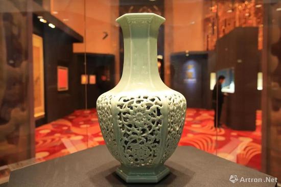 清乾隆外粉青釉内青花六方套瓶1.495亿成交(图4) 清乾隆外粉青釉内青花六方套瓶1.495亿成交(图4)